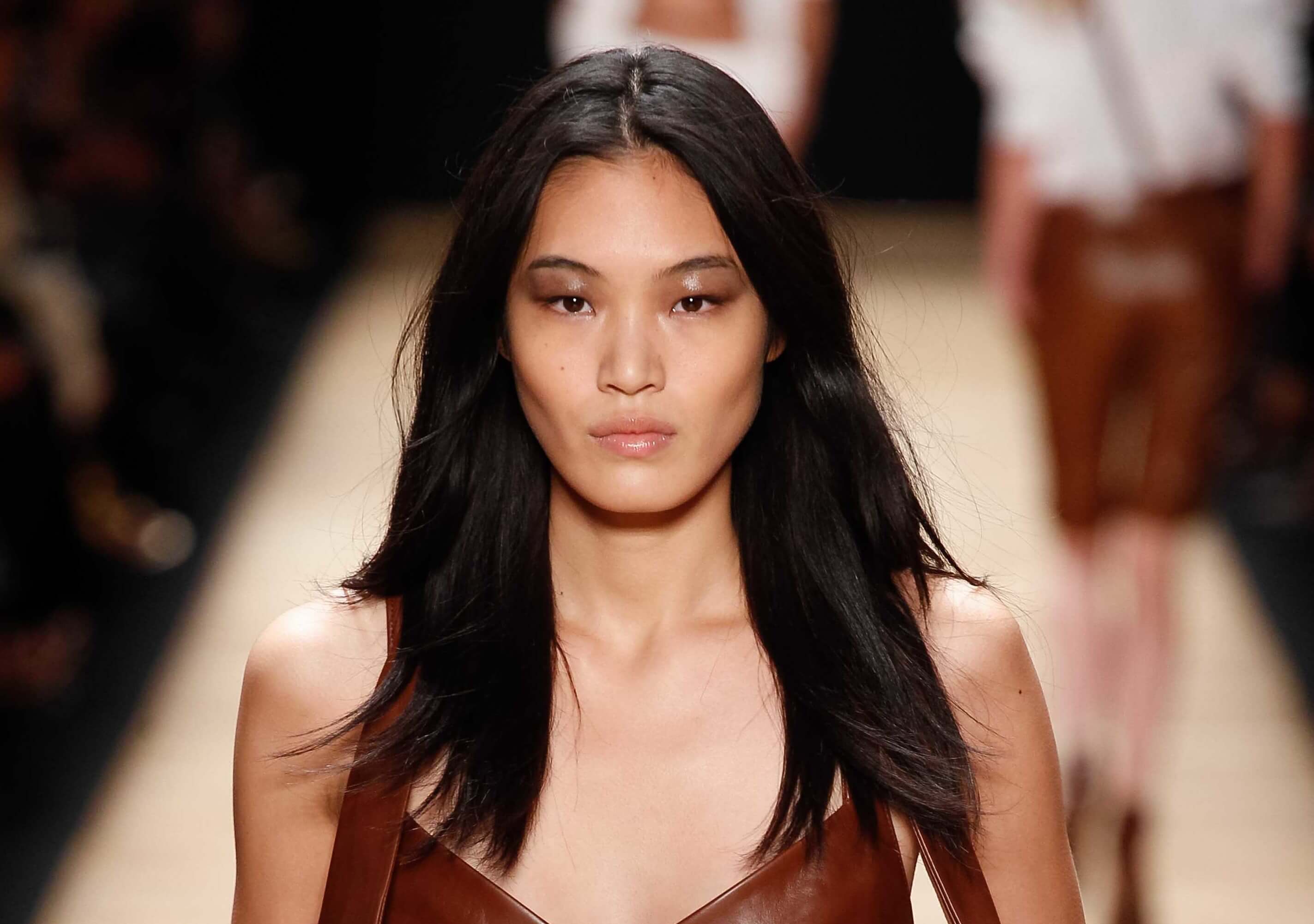 Coiffures asiatiques : Femme asiatique avec des cheveux bruns foncés avec des couches sur la piste.