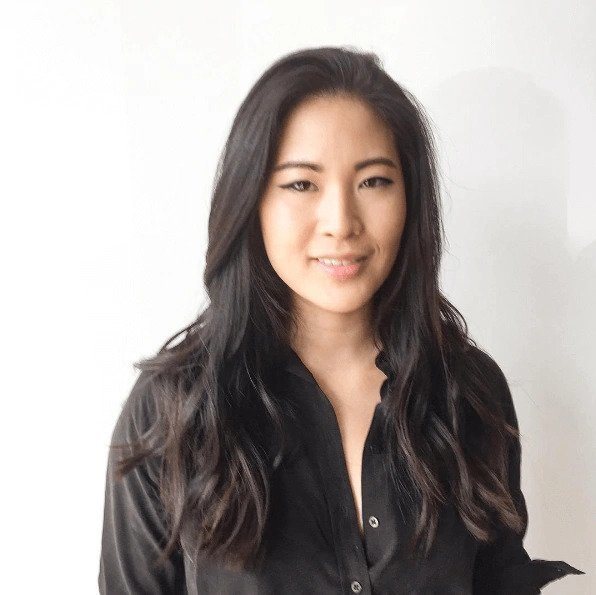 Coiffures asiatiques : Femme asiatique avec de longs cheveux bruns foncés ondulés et dégradés.