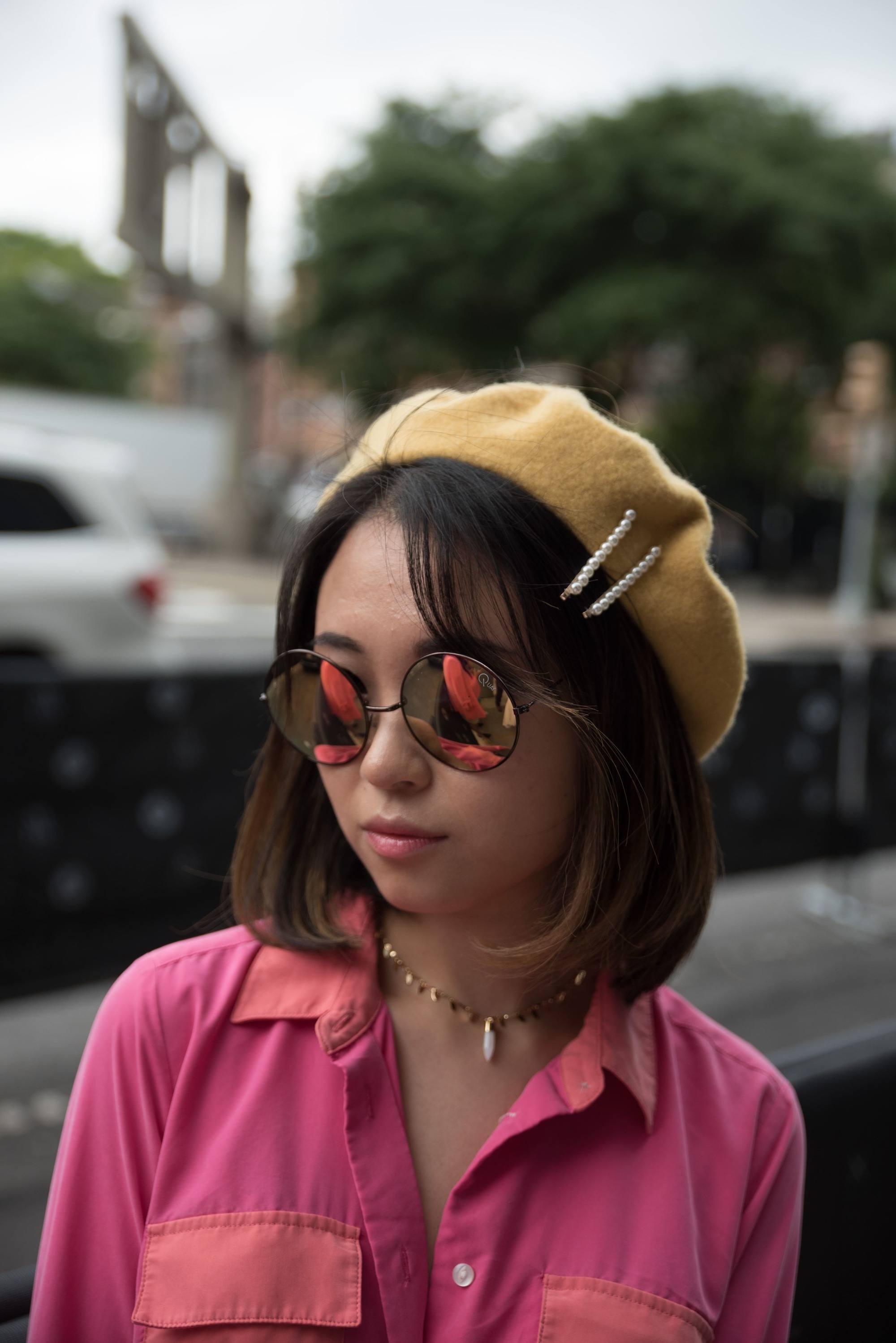 Femme aux cheveux asiatiques courts avec une frange latérale, un béret et des pinces à cheveux.