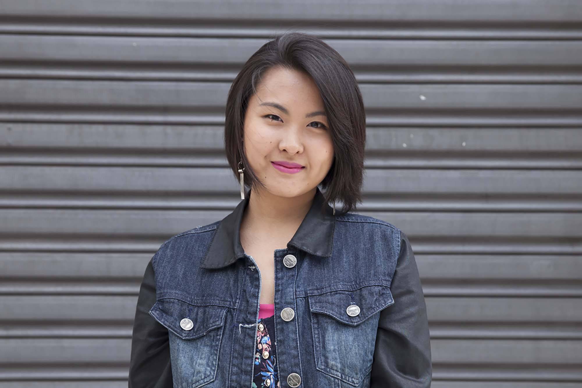 Coiffures asiatiques ; femme asiatique avec un bob droit brun foncé avec des couches douces.