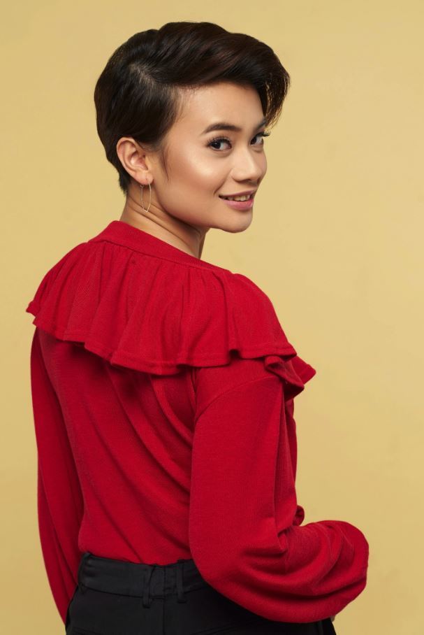 Coiffures asiatiques : Modèle asiatique avec une longue mèche courte brune foncée portant un haut rouge.