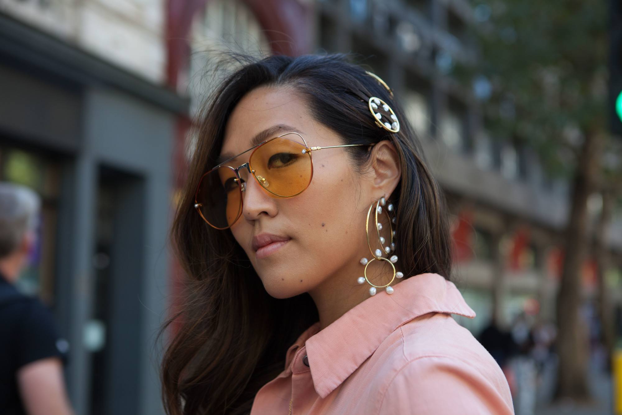 Femme avec de longs cheveux asiatiques bruns balayage ondulés avec des clips.