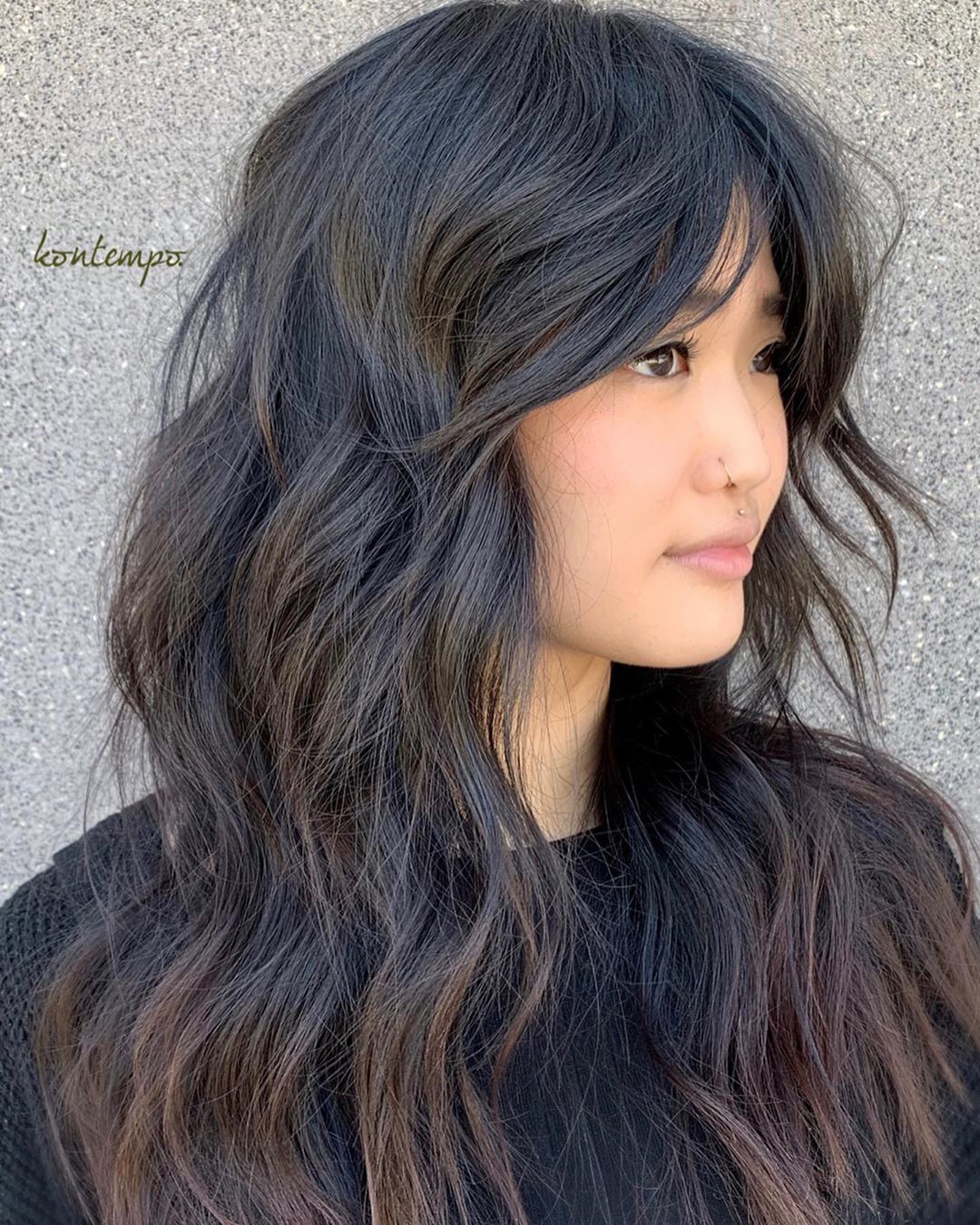 Femme avec une coupe de cheveux asiatique longue et hirsute