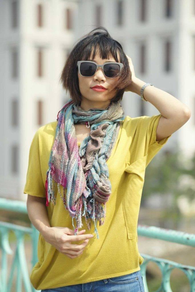 Coiffures asiatiques : Femme asiatique avec un bob et une frange avec finition crêpée portant des lunettes de soleil.