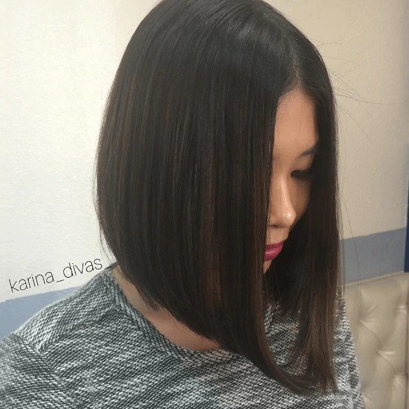 Coiffures asiatiques : Femme asiatique avec des cheveux bruns foncés dans un bob long gradué.