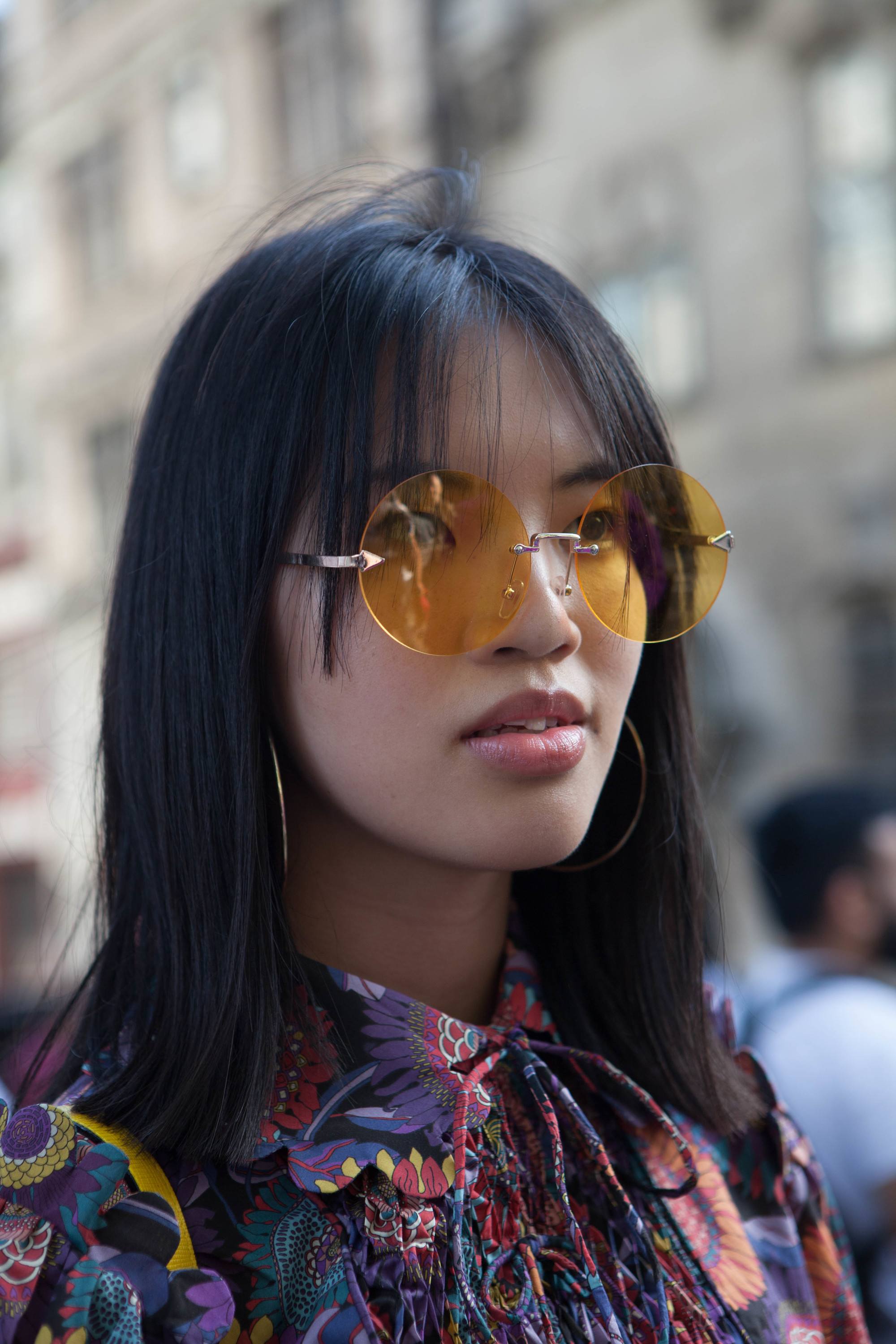 Femme asiatique avec une frange ondulée et une coupe de cheveux moyenne et droite.