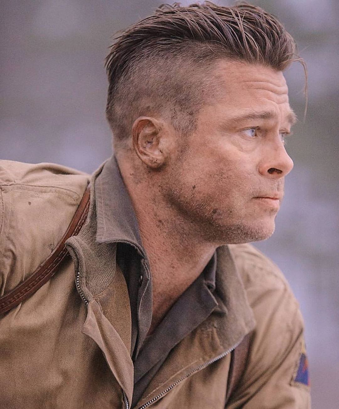 Brad Pitt dans Fury, avec des cheveux gominés et une sous-coupe.