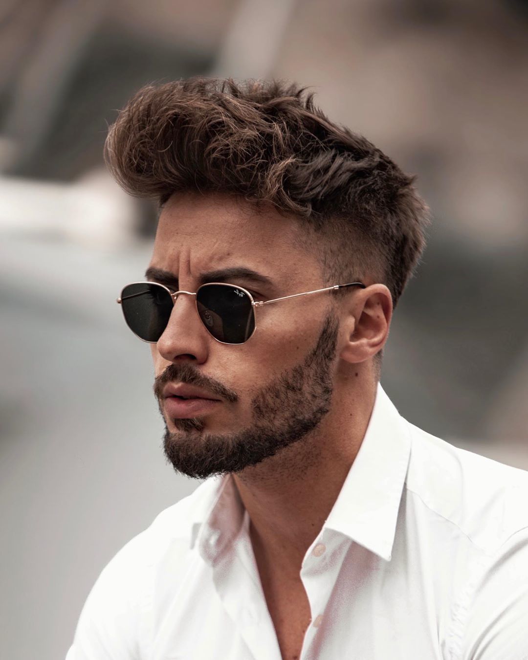 Homme avec un haut long et désordonné et une sous-coupe