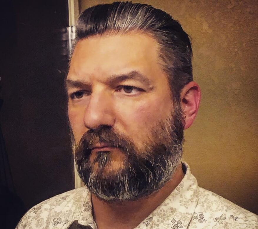 Coiffure raffinée pour les hommes d'âge mur