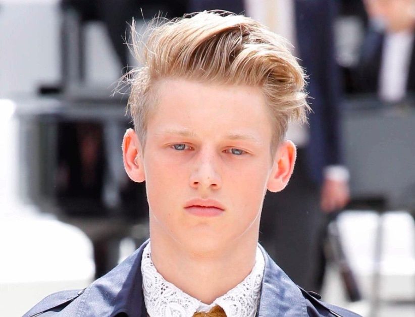 Vue de face d'un homme aux cheveux longs gominés et à la coupe courte. 