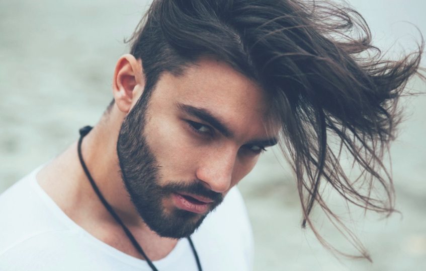 vue de face d'un homme aux cheveux foncés et à la longue coupe courte 