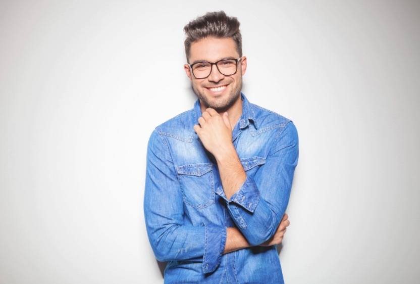 Vue de face d'un homme avec une coupe de cheveux intelligente.