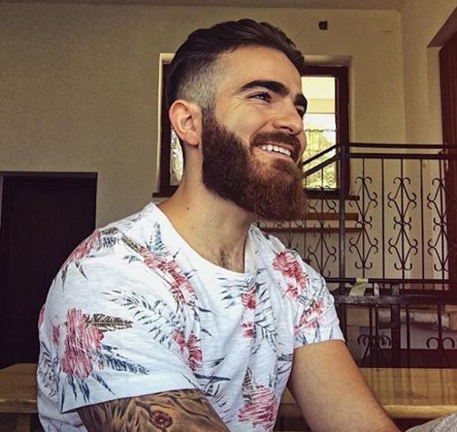 cheveux bruns balayés en arrière avec une finition en sous-coupe