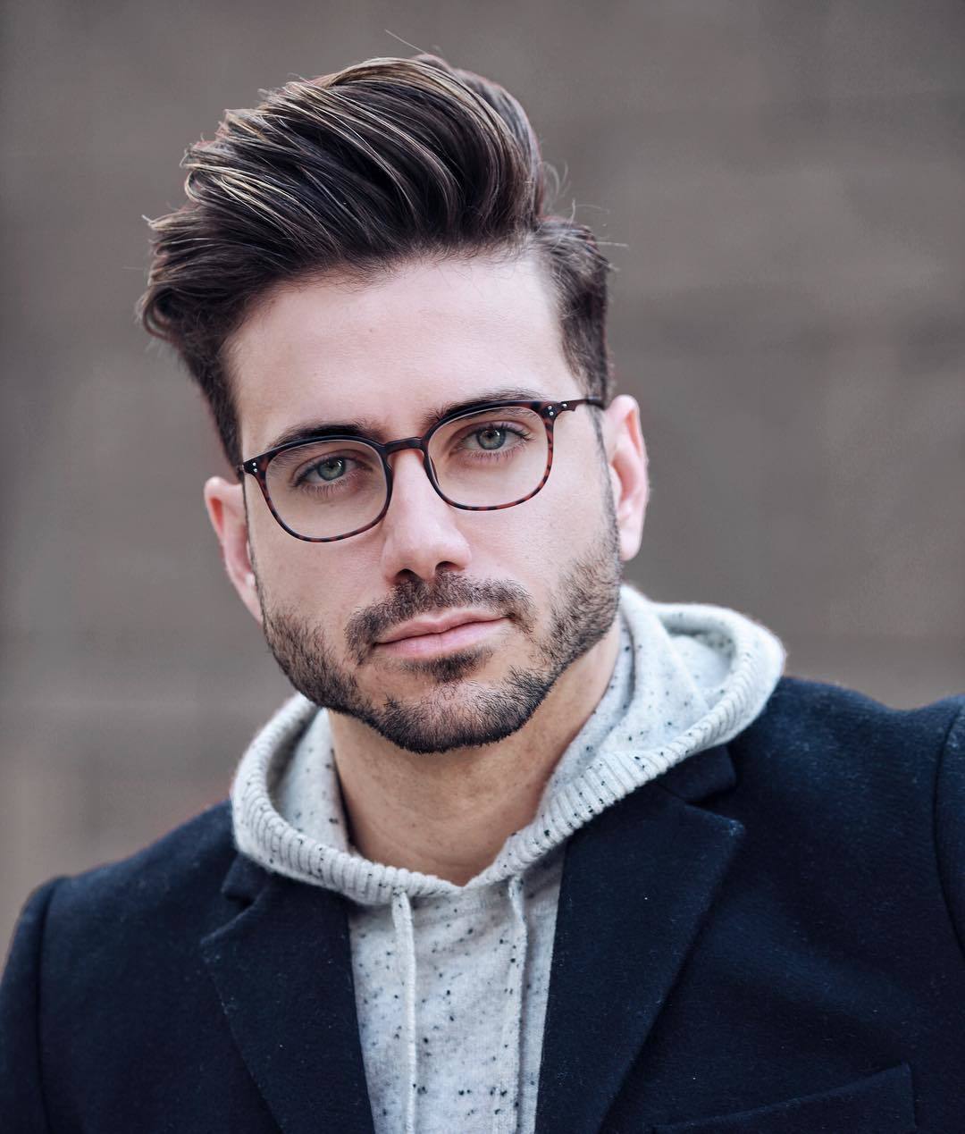 Homme aux cheveux gominés et à la coupe courte