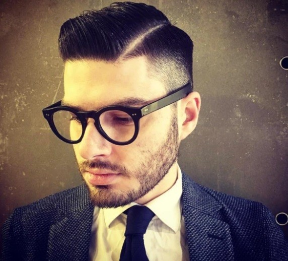 photo d'un homme chez le coiffeur avec une coupe de cheveux lisse et balayée sur le côté.