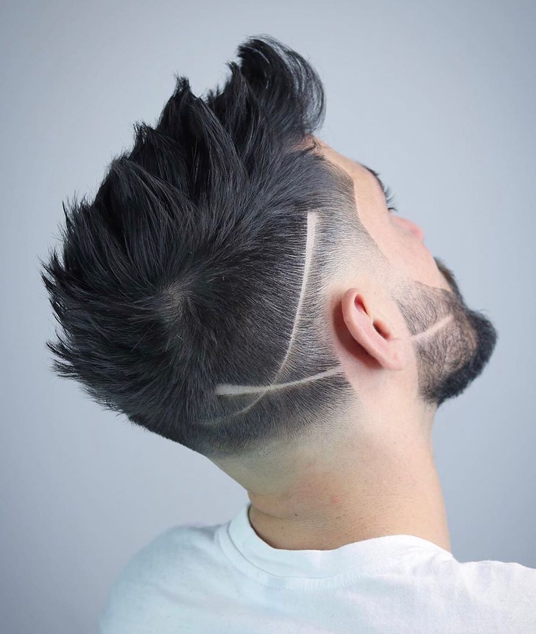 Homme avec une coupe de cheveux à motifs