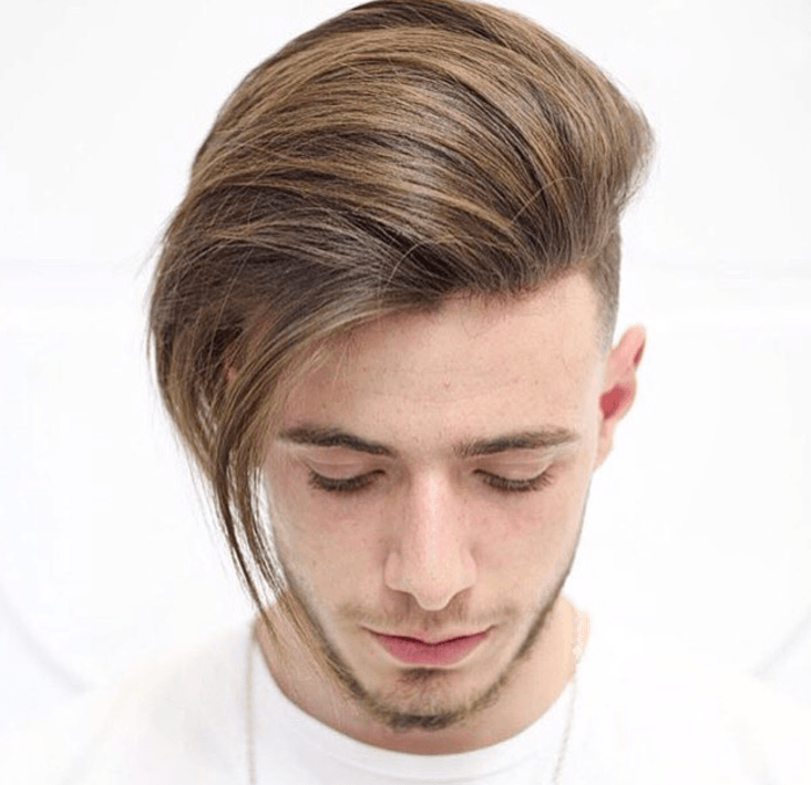 plan rapproché d'un homme avec une coiffure longue avec sous-coupe latérale
