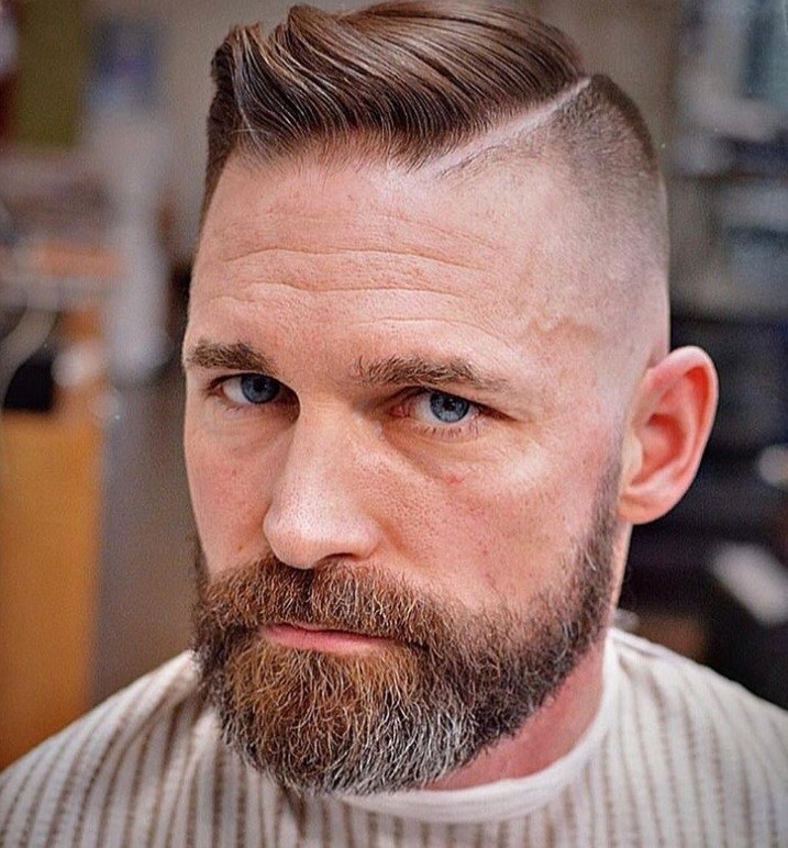Plan d'un homme chez le coiffeur avec des cheveux fins coiffés en sous-coupure latérale.