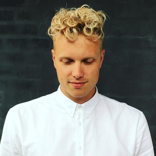 homme blond avec des cheveux bouclés et une sous-coupe détail