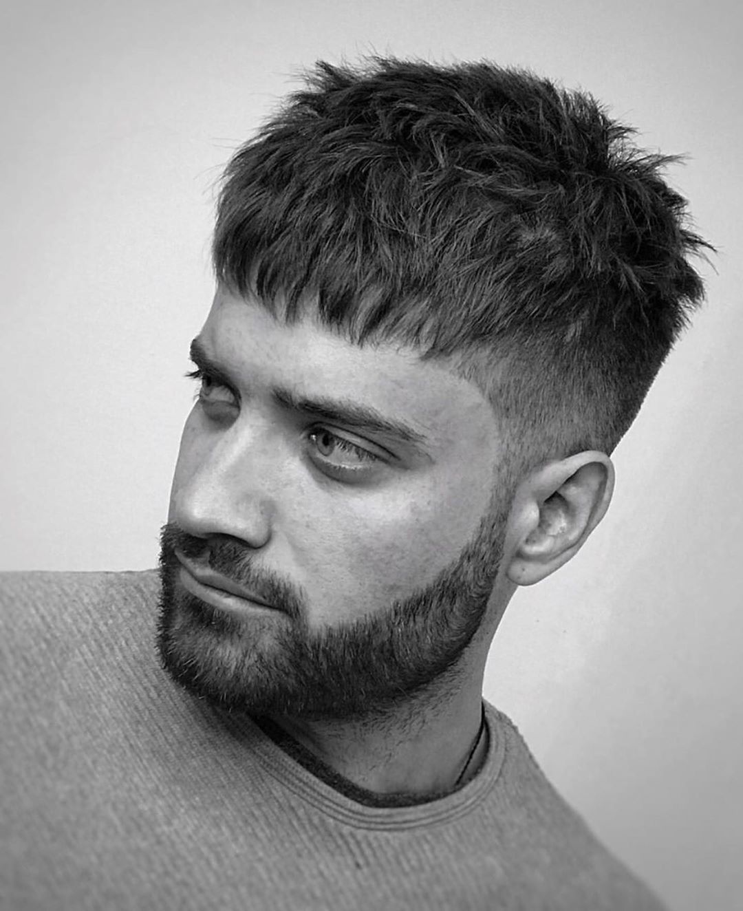 Homme avec une coupe de cheveux française avec sous-coupe.