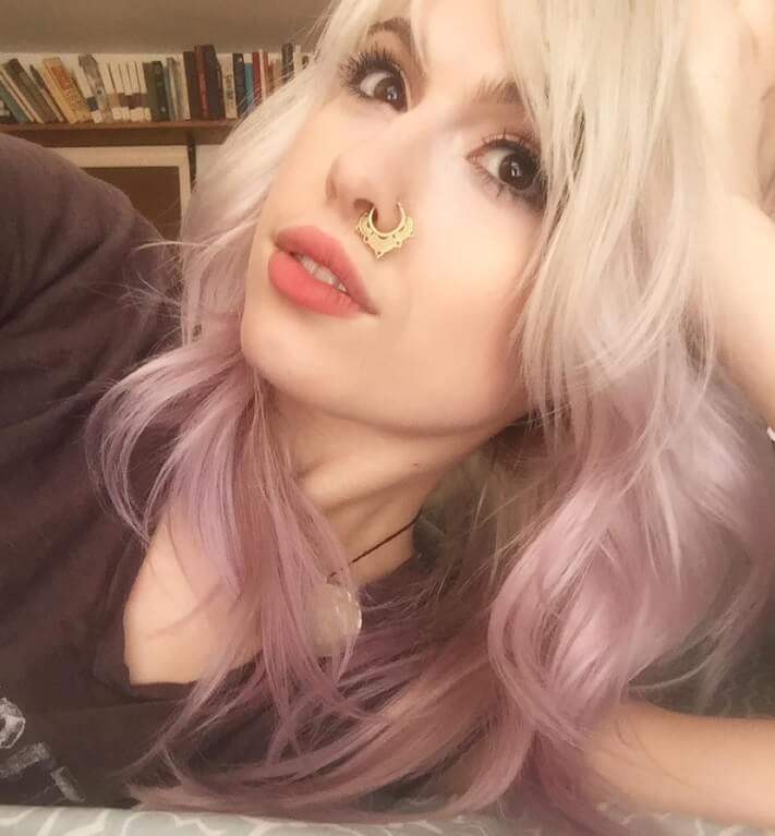 femme avec des pointes ombre lilas sur cheveux blond platine