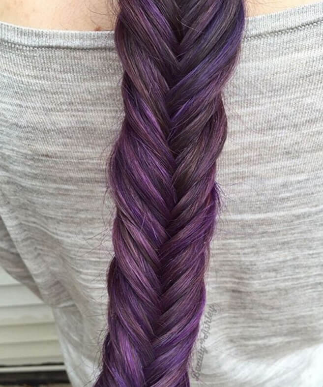 gros plan d'une tresse en queue de poisson violette et ombragée.