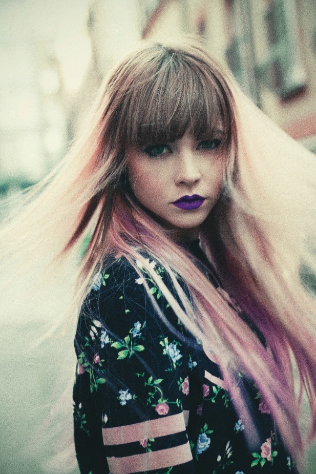 Femme aux cheveux raides violets ombrés avec une frange