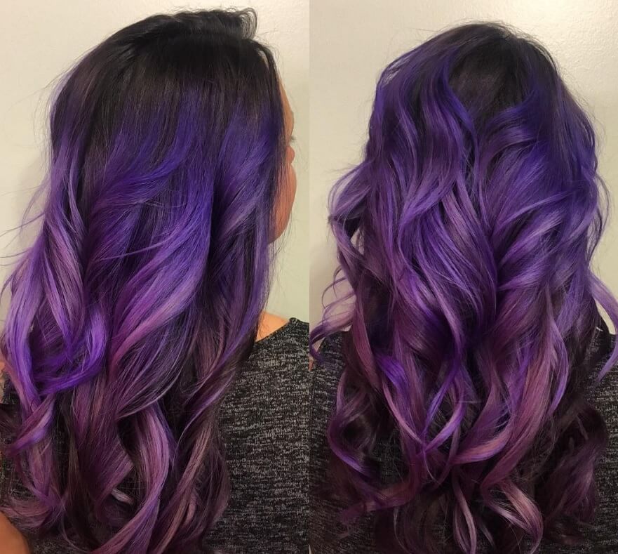 vue de dos d'une femme avec une coiffure ombre violette foncée en longues boucles