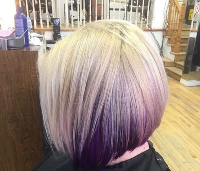 Vue de dos d'une femme avec un carré d'ombre blond et violet.