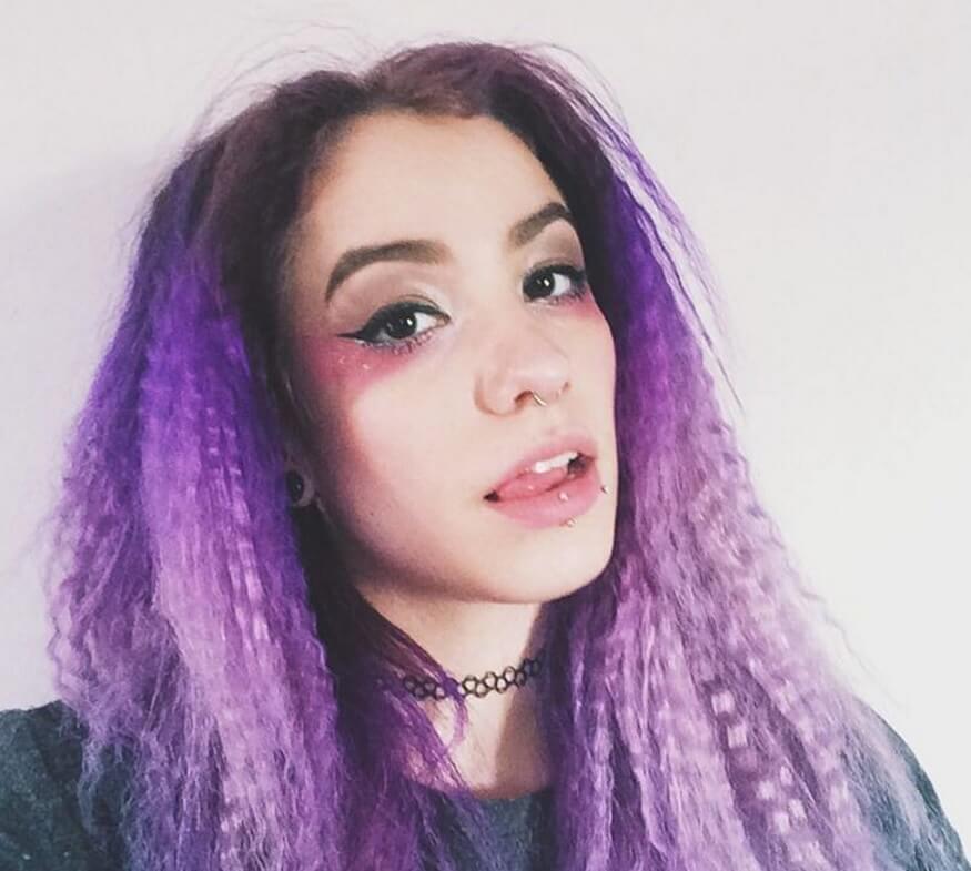 femme avec une coiffure ondulée à l'ombre violette
