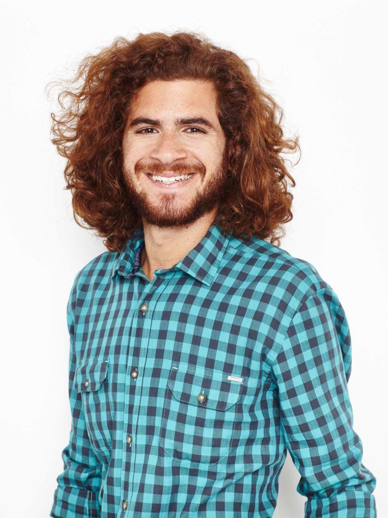 homme avec des cheveux bruns bouclés