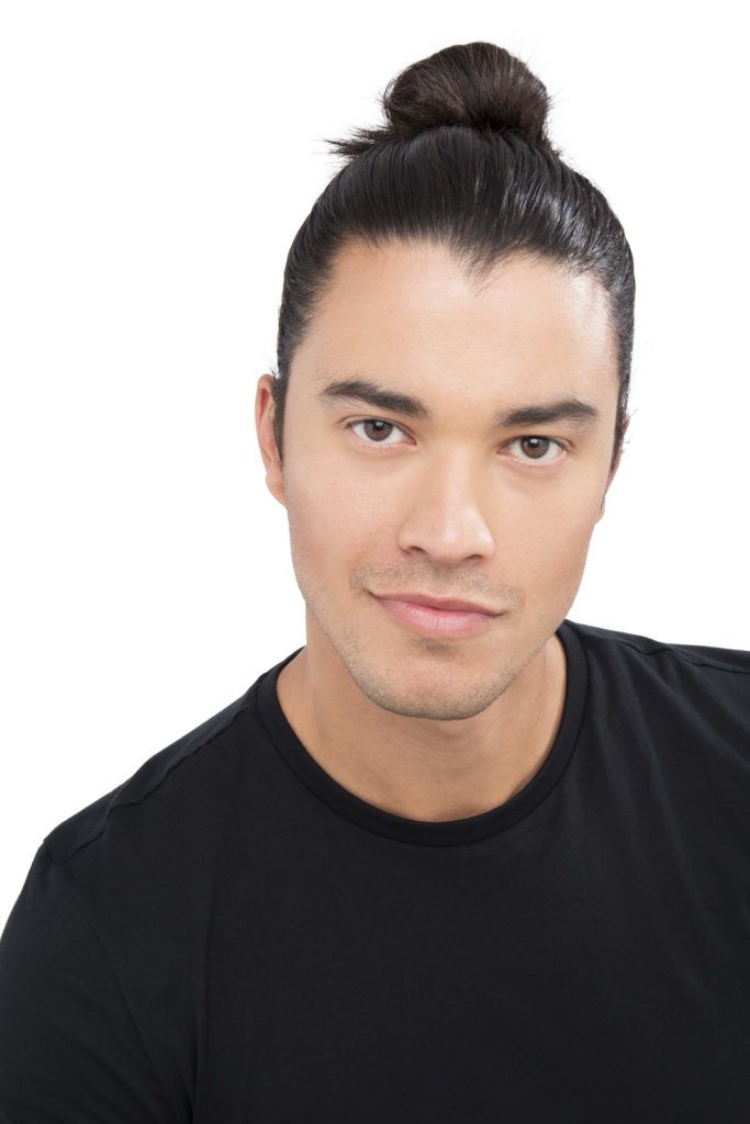 Homme aux cheveux noirs avec un chignon d'homme