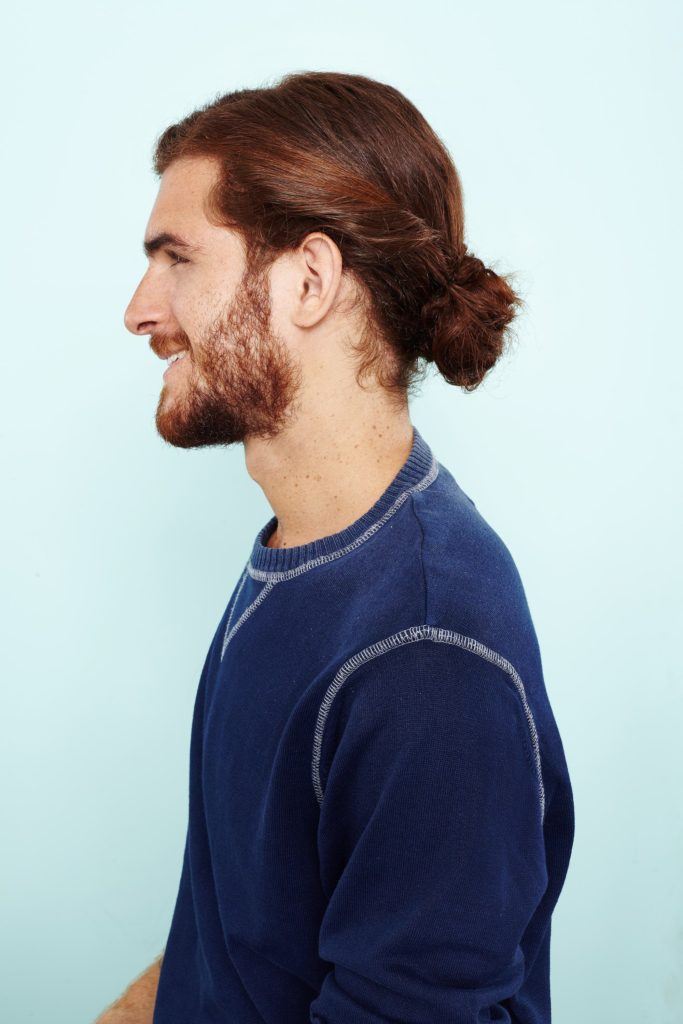 coiffure chignon d'homme : Poudre de Rose - IMAGE - coiffure pour homme chignon torsadé vers le haut