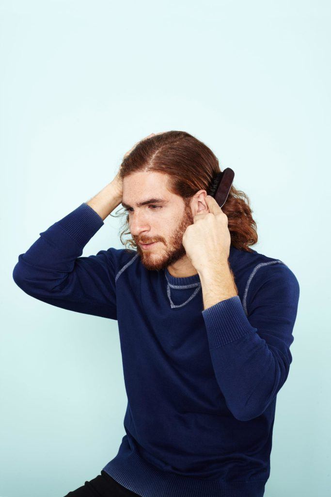 coiffure chignon d'homme : Poudre de Rose - IMAGE - coiffure pour hommes brossage des cheveux