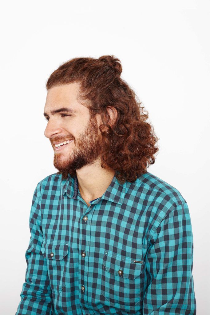 Noeud de tête sur un homme avec des cheveux bruns bouclés.