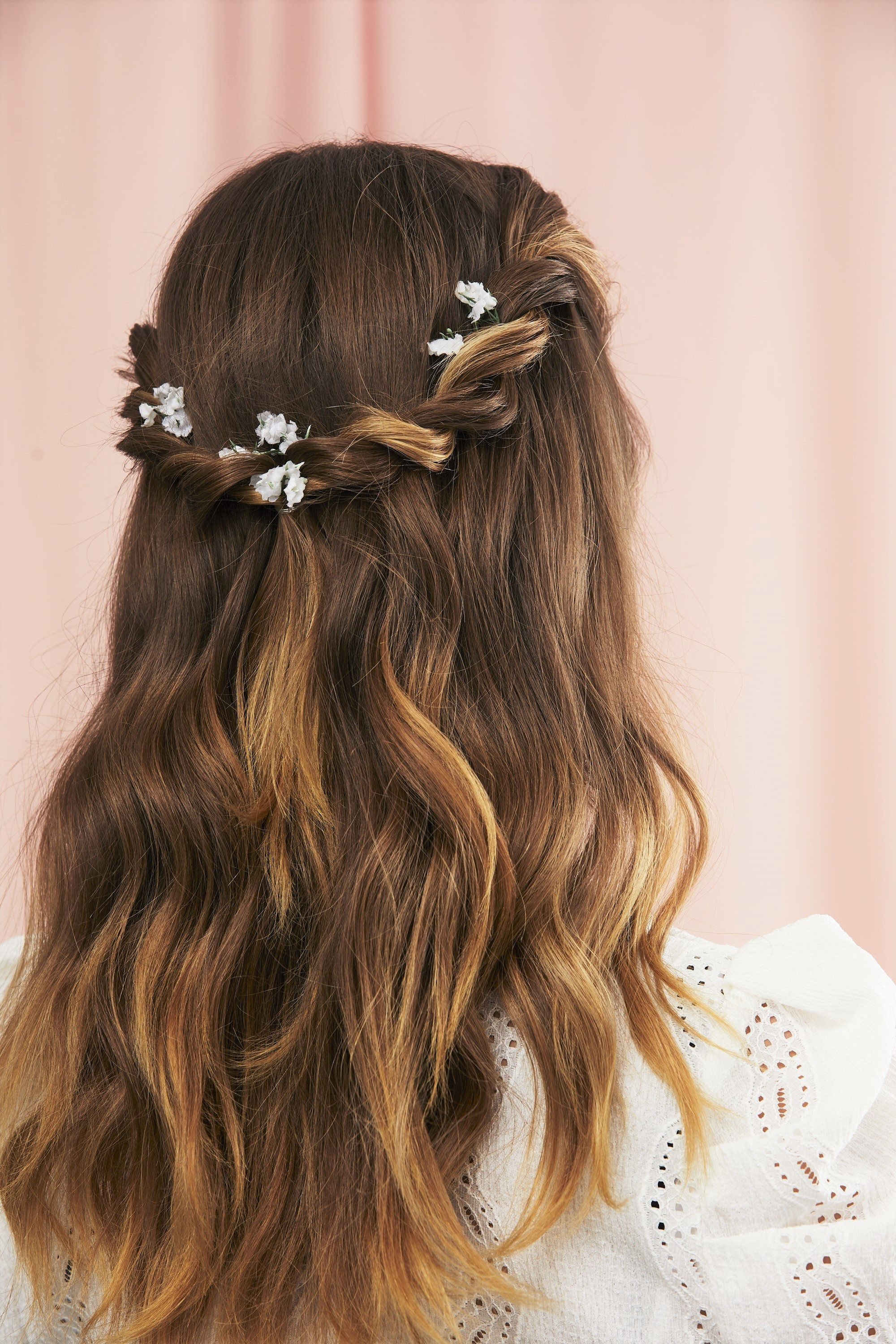 Femme avec des cheveux châtain clair dans un updo à double tresse hollandaise.