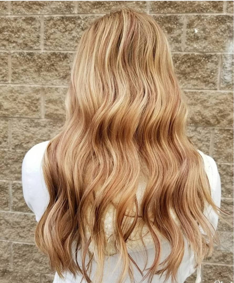 Femme avec de longs cheveux cuivrés blond miel ondulés