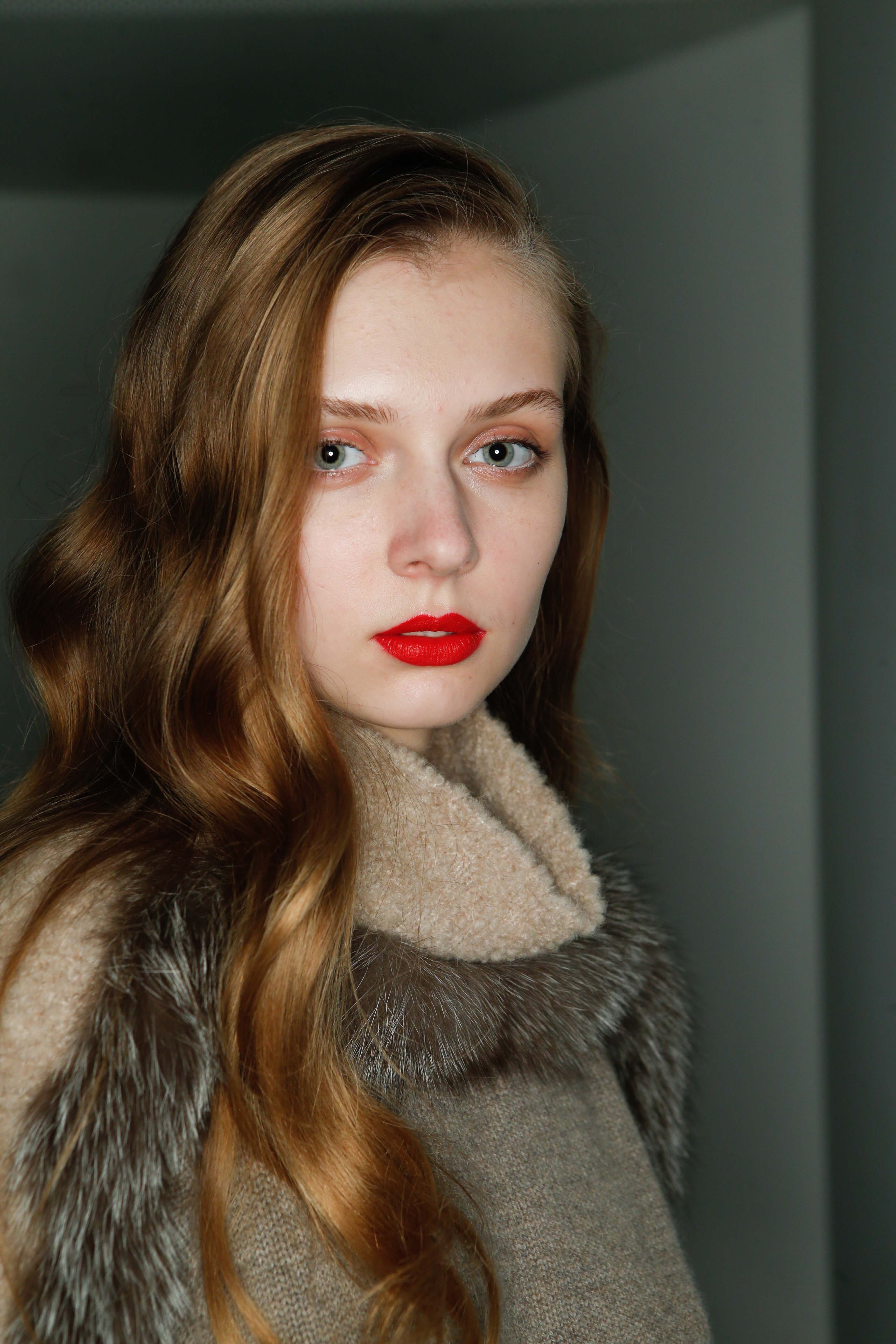 vue de face d'une femme avec du rouge à lèvres rouge et des cheveux blonds miel, vagues brunes ensoleillées