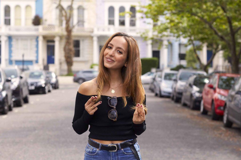 image de face d'une femme aux cheveux blond miel et aux tons caramel 