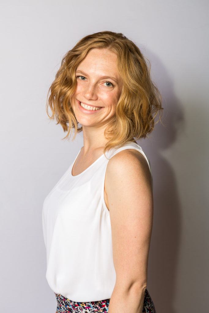 image de face d'une femme aux cheveux blond miel et blond fraise