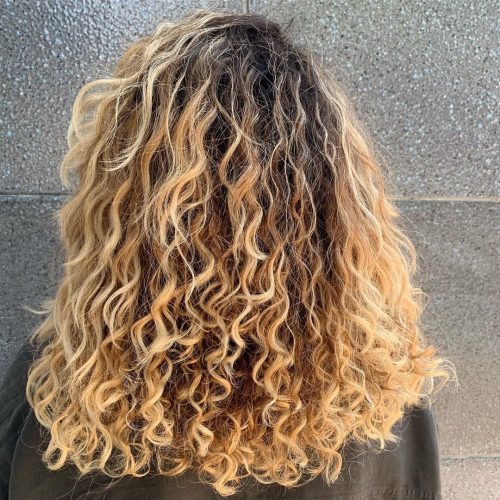 cheveux longs, dégradés et bouclés