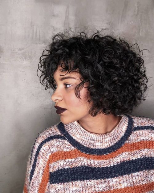 cheveux longs bouclés concaves