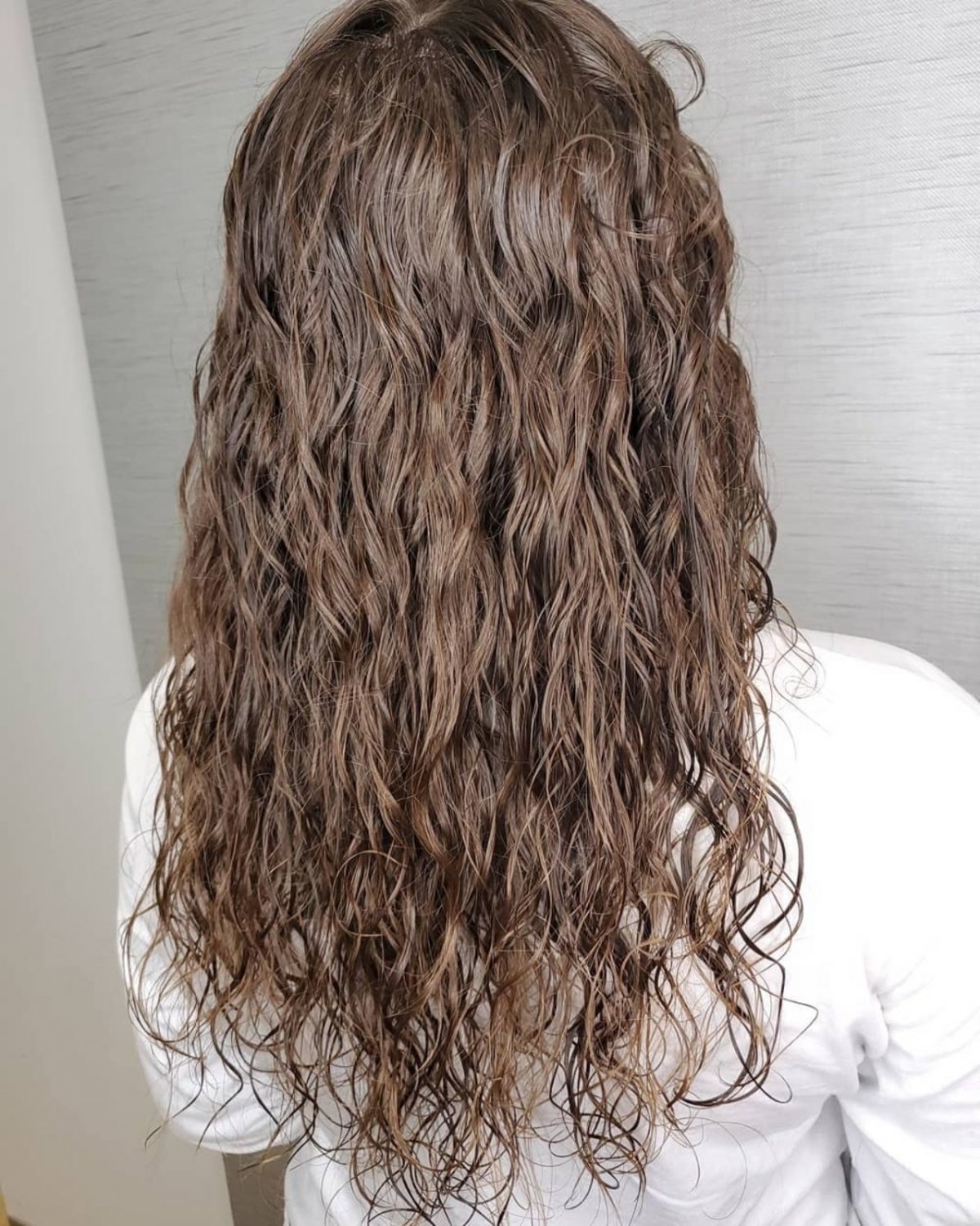 permanente ondulée pour cheveux longs pour filles