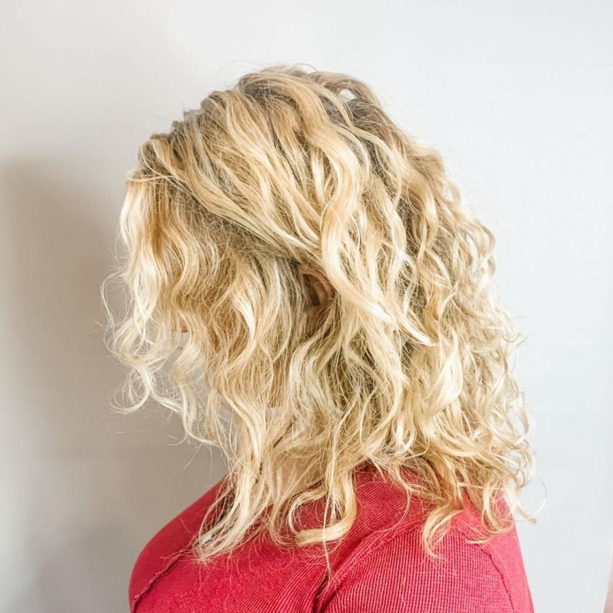 permanente cheveux blonds naturels ondulés