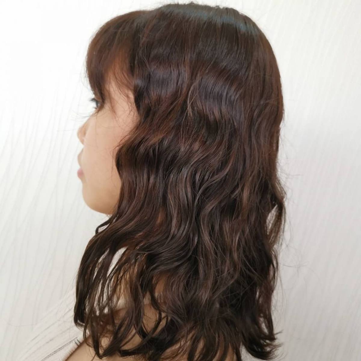 permanente ondulée pour cheveux mi-longs
