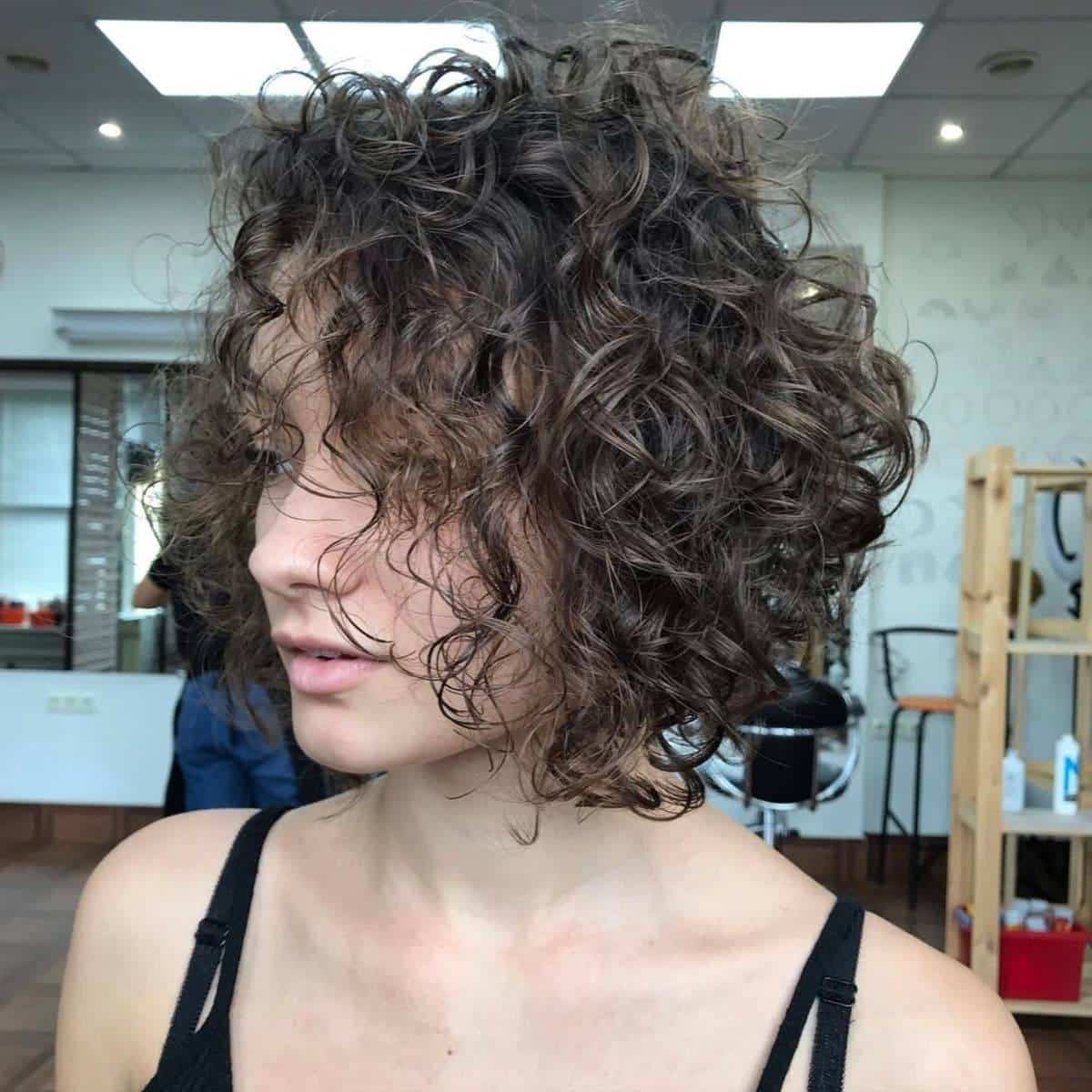 Cheveux courts et permanentés