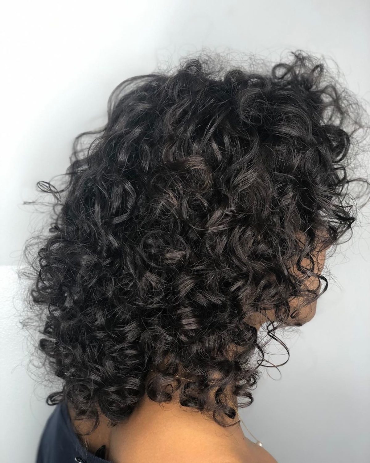 Perm frisé pour les cheveux noirs