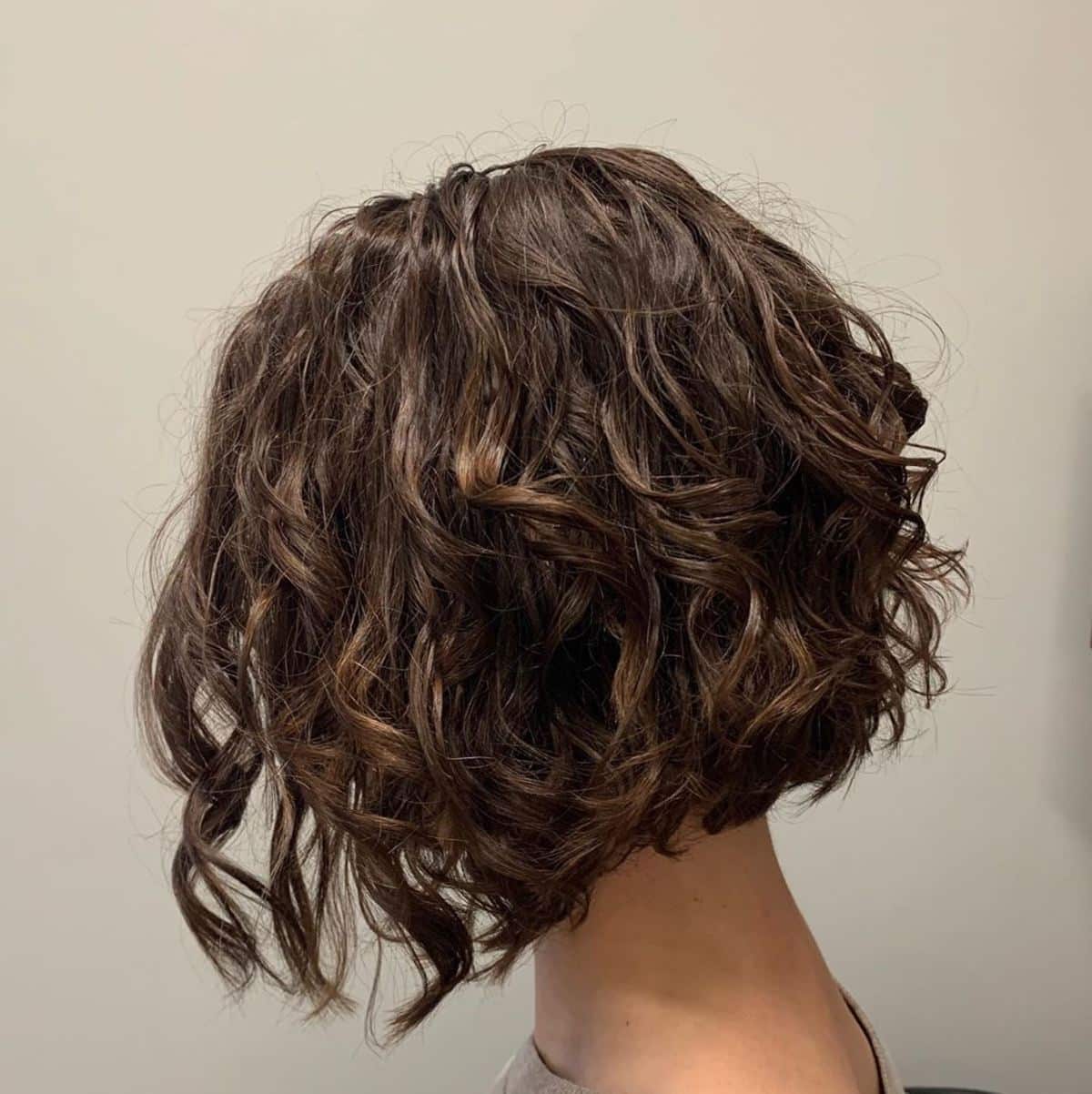 Lisse spirale pour cheveux bruns courts