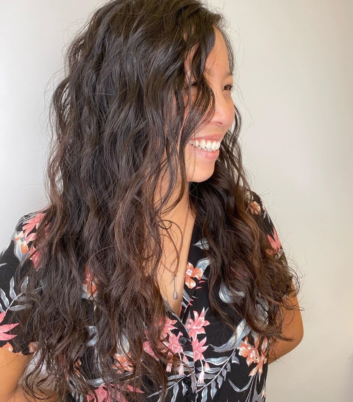 Cheveux permanentés ondulés modernes