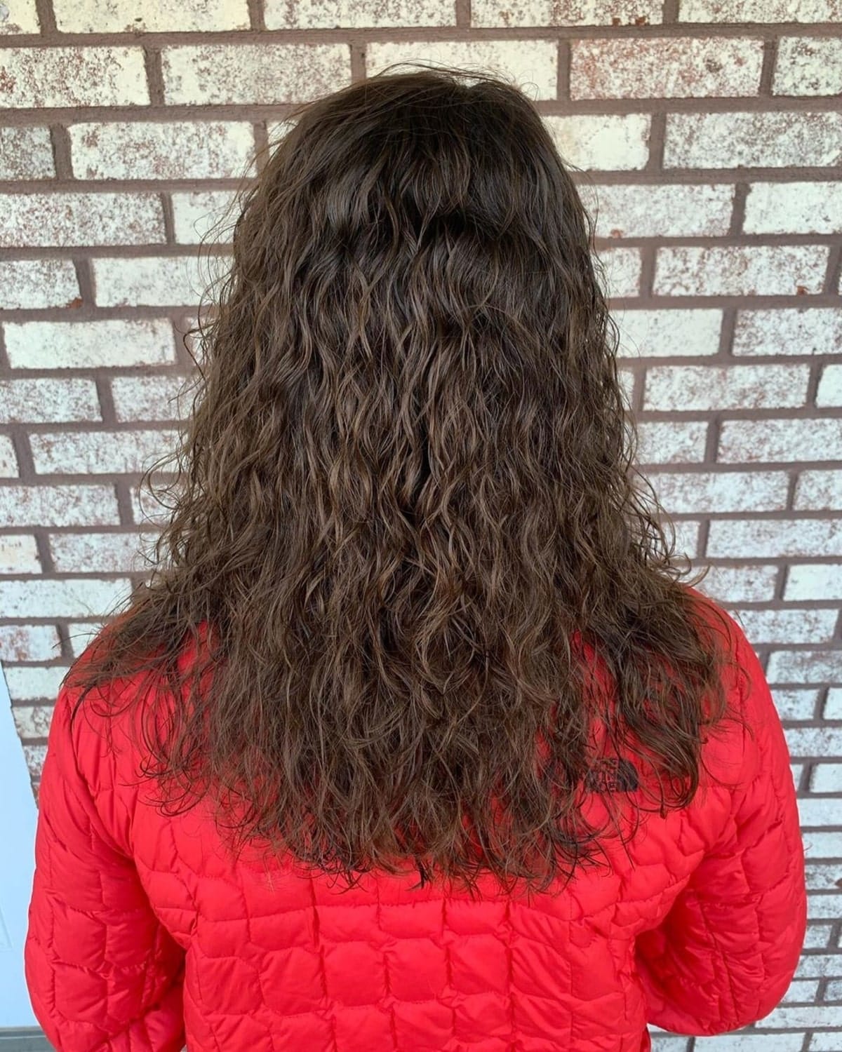 Une permanente impeccable pour des cheveux droits